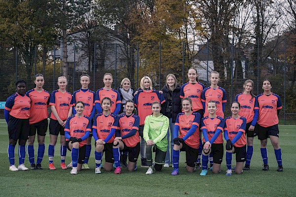 U17-Mädchen: Neue Trikots dank der Frauenfahrschule Fahrtwind